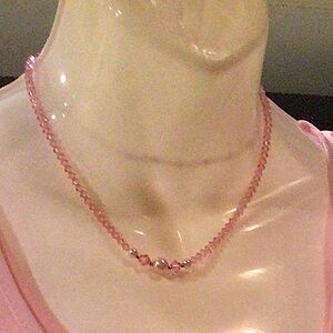 NWT Swarovski Crystalmaid pink necklace with white gradual pearls
